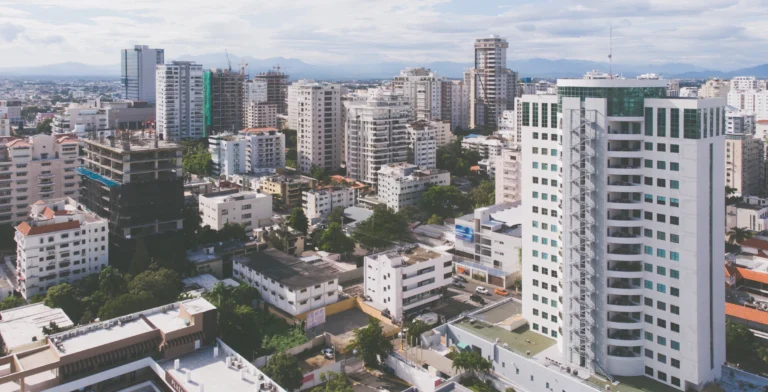 Vista urbana de Santo Domingo; imagen de contexto, no del residencial