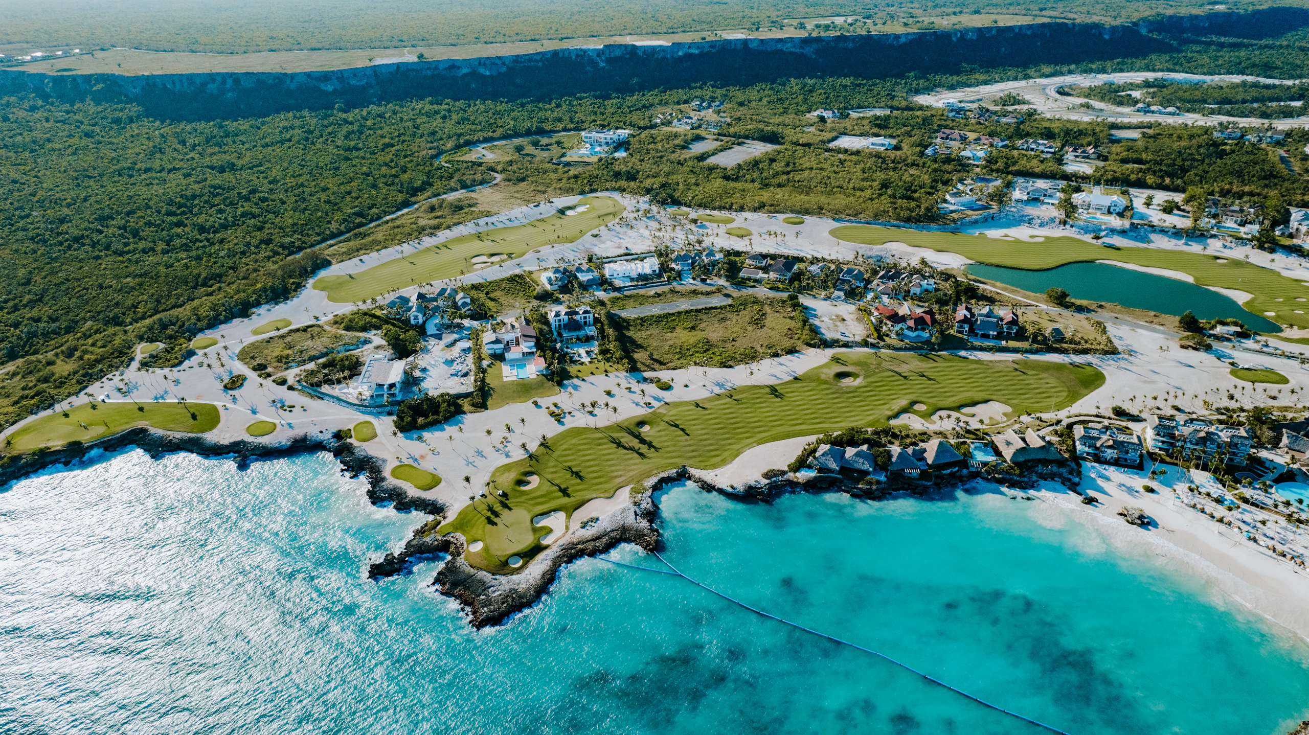 Fotografía aérea de la costa y el entorno residencial de Cap Cana, Punta Cana