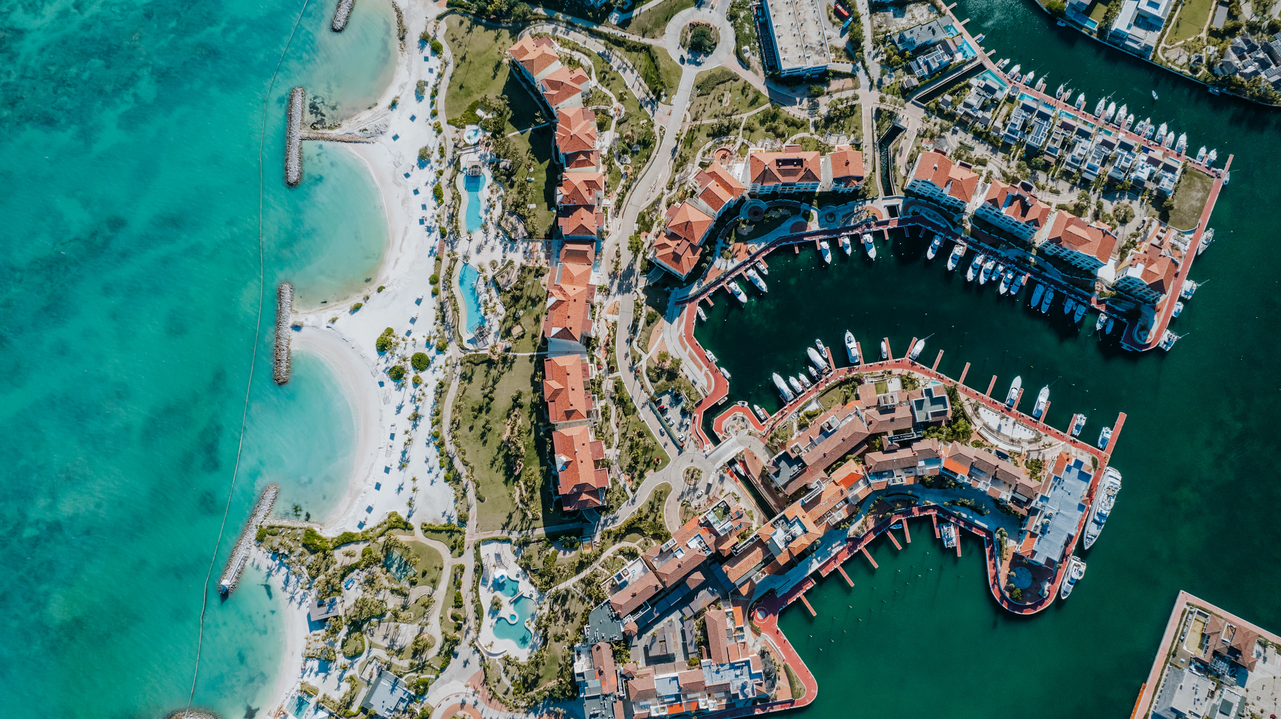 Fotografía aérea de la marina y la costa de Cap Cana, Punta Cana