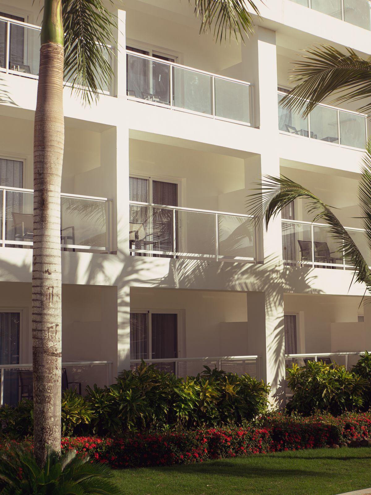 Fotografía ilustrativa de un hotel y palmeras en Punta Cana; no representa un edificio de Accor